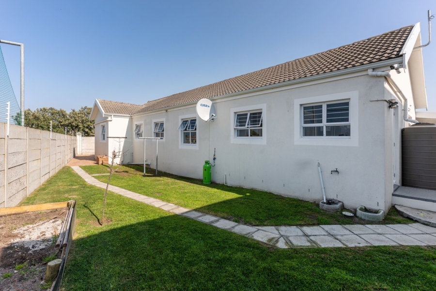 To Let 4 Bedroom Property for Rent in Sunningdale Western Cape